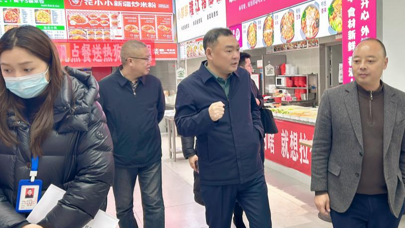 遂宁市人大常委会副主任蒋喻新到遂宁校区检查食品安全